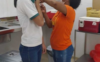 Policlínica Estadual de Quirinópolis vacina colaboradores contra meningite C e varicela